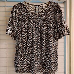 NINE WEST. Elastic waisted, short-sleeved top. One button-up back. XL.